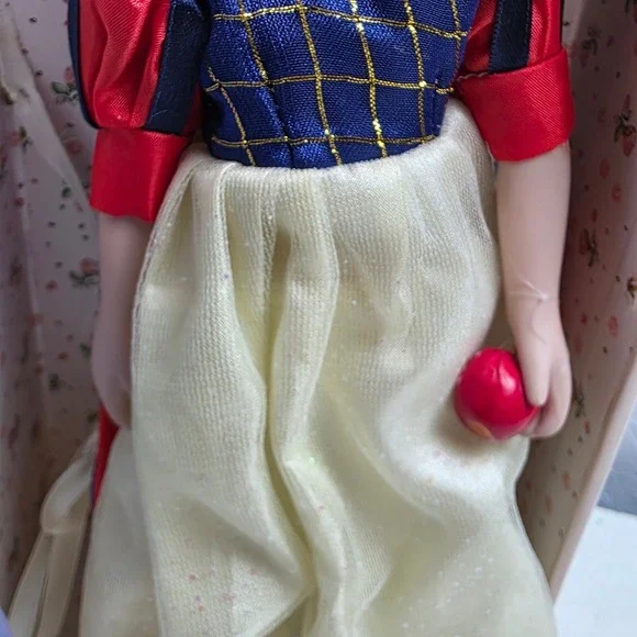Vintage 10" Porcelain Snow White Style Doll 2 Extra Outfits & Music Box Trunk‎ - Picture 15 of 16